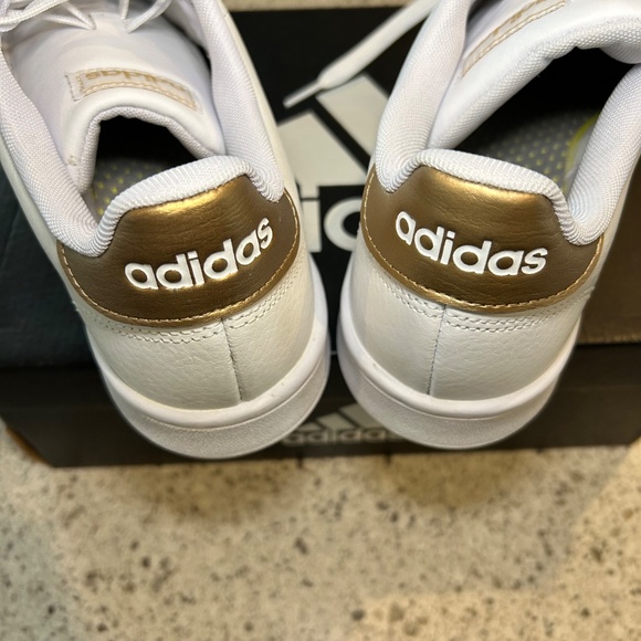 Women’s Adidas Advantage - Picture 11 of 14